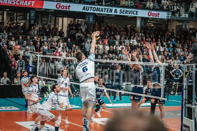 Volleyball mens season 2024 2025 Volleyball Bundesliga playoff semi-final match 1 SVG Lüneburg vs VfB Friedrichshafen 05 04 2025 Michal Superlak 6 VfB Friedrichshafen against the block of Joscha Kunstmann 7 SVG Lüneburg and Axel Valdemar Juul Larsen 18 SVG Lüneburg Lüneburg LKH Arena Niedersachsen Germany