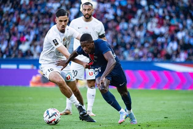 FOOTBALL Paris SG vs Angers SCO - Ligue 1 - JournÃ e 28 - 05 04 2025 Nuno Mendes (Paris SG) ZinÃ dine Ould Khaled (ANGERS SCO) ParisFrance  Copyright: xBaptistexAutissierx