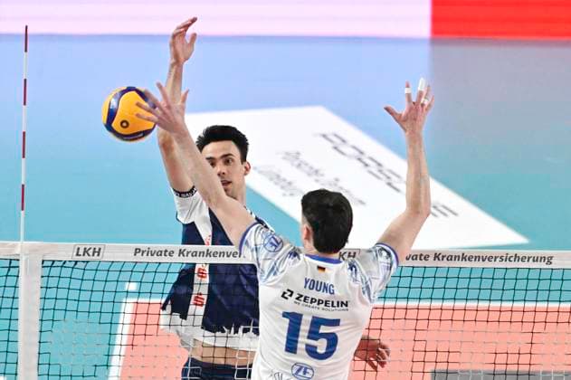 GER 1 VBL, SVG Lueneburg vs VfB Friedrichshafen 05 04 2025, LKH Arena, Lueneburg, GER 1 VBL, Play Offs, Semifinal, SVG Lueneburg vs VfB Friedrichshafen in the picture Xander Ketrzynski Lueneburg 11 tries to assert himself against Jackson George Young Friedrichshafen 15 nordphotoxGmbH xWitke nph00002