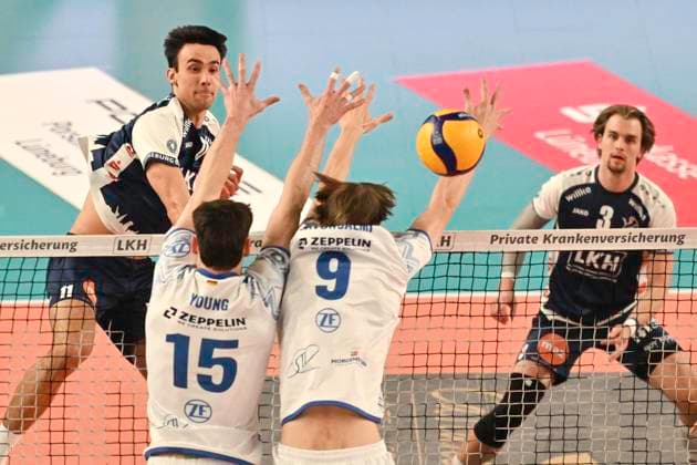 GER 1 VBL, SVG Lueneburg vs VfB Friedrichshafen 05 04 2025, LKH Arena, Lueneburg, GER 1 VBL, Play Offs, Semifinal, SVG Lueneburg vs VfB Friedrichshafen in the picture Xander Ketrzynski Lueneburg 11 tries to assert himself against Jackson George Young Friedrichshafen 15 and Severi Seth Savonsalmi Friedrichshafen 09 nordphotoxGmbH xWitke nph00002