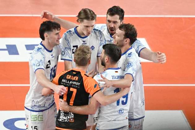 GER 1 VBL, SVG Lueneburg vs VfB Friedrichshafen 05 04 2025, LKH Arena, Lueneburg, GER 1 VBL, Play Offs, Semifinal, SVG Lueneburg vs VfB Friedrichshafen in the picture the team from Friedrichshafen cheers nordphotoxGmbH xWitke nph00002