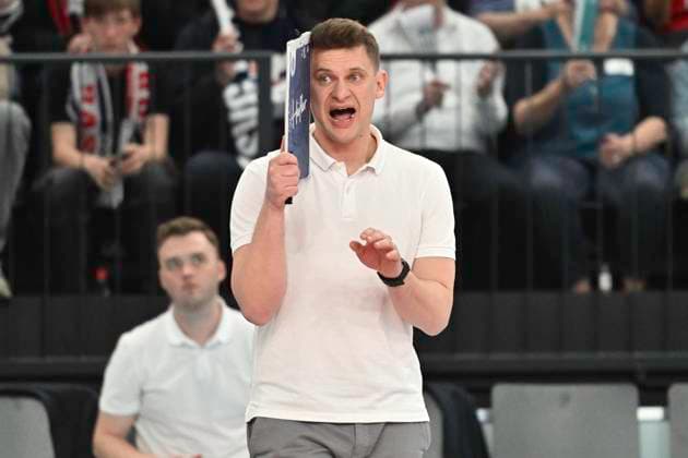 GER 1 VBL, SVG Lueneburg vs VfB Friedrichshafen 05 04 2025, LKH Arena, Lueneburg, GER 1 VBL, Play Offs, Semifinal, SVG Lueneburg vs VfB Friedrichshafen in the picture Coach Adam Swaczyna Friedrichshafen nordphotoxGmbH xWitke nph00002