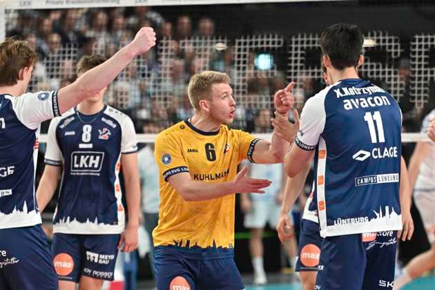 GER 1 VBL, SVG Lueneburg vs VfB Friedrichshafen 05 04 2025, LKH Arena, Lueneburg, GER 1 VBL, Play Offs, Semifinal, SVG Lueneburg vs VfB Friedrichshafen in the picture the Lueneburg team cheers nordphotoxGmbH xWitke nph00002