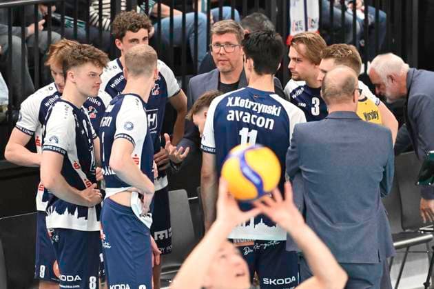 GER 1 VBL, SVG Lueneburg vs VfB Friedrichshafen 05 04 2025, LKH Arena, Lueneburg, GER 1 VBL, Play Offs, Semifinal, SVG Lueneburg vs VfB Friedrichshafen in the picture Coach Stefan Huebner Hübner Lueneburg talks to the team nordphotoxGmbH xWitke nph00002