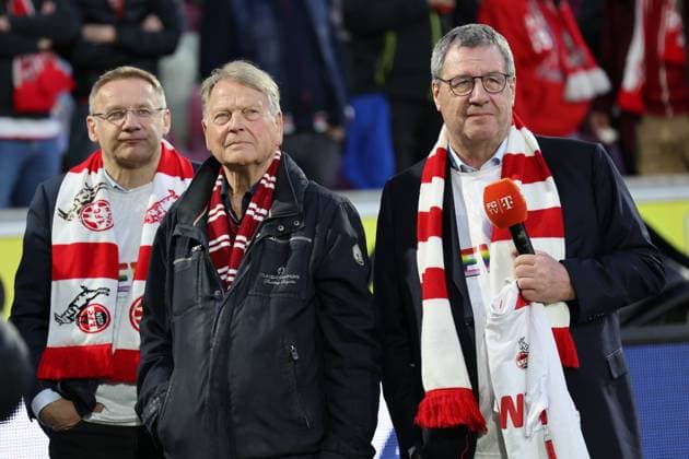 GER, 2 FBL, 1 FC Koeln vs Hertha BSC Berlin 05 04 2025, Rheinenergie Stadion, Koeln, GER, 2 FBL, 1 FC Koeln vs Hertha BSC Berlin, in the picture Karl Heinz Thielen with was directly involved in all major titles of 1 FC Koeln as a player or official, has turned 85 years old and is honored today by the board of FC Koeln Dr Werner Wolf President 1 FC Koeln re, Eckhard Sauren Vice President 1 FC Koeln , nordphotoxGmbHx xMeuter nph00351