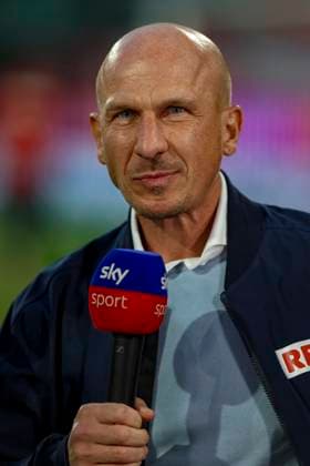 Cologne, Germany, 05 04 25 Coach Gerhardt Struber 1 FC Köln looks on during an interview during the Bundesliga 2 match between 1 FC Köln and Hertha BSC Berlin at RheinEnergie Stadion Köln RheinEnergie Stadion North Rhine Westphalia Germany Copyright: xBrauer-Fotoagenturx xAdrianxSchlx