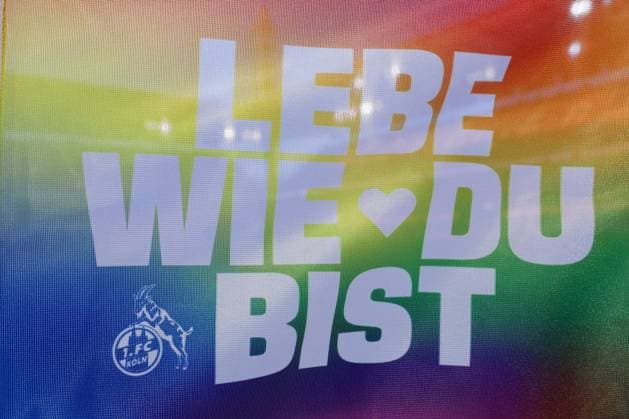 05 04 2025, Football, 1 FC Köln Hertha BSC, 2 Fußball Bundesliga, 28 Matchday, RheinEnergie STADION, Season 2024 2025 Corner flag in rainbow colors Lettering Lebe Wie Du Bist Close-up Feature DFB regulations prohibit any use of photographs as image sequences and or quasi video Nordrhein Westfalen Germany