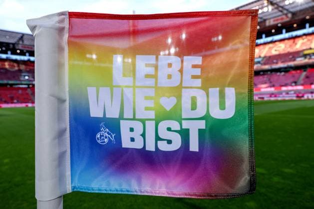 05 04 2025, Football, 1 FC Köln Hertha BSC, 2 Fußball Bundesliga, 28 Matchday, RheinEnergie STADION, Season 2024 2025 Corner flag in rainbow colors Lettering Lebe Wie Du Bist Close-up Feature DFB regulations prohibit any use of photographs as image sequences and or quasi video Nordrhein Westfalen Germany