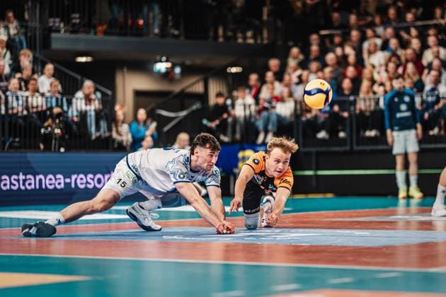 Volleyball Men Season 2024 2025 1 Volleyball Bundesliga Men Semi-Final SVG Lüneburg vs VfB Friedrichshafen 05 04 2025 f l Jackson George Young 15, VfB Friedrichshafen and Leonard Lenny Graven 17, VfB Friedrichshafen jump to the ball Lüneburg LKH Arena Niedersachsen Germany