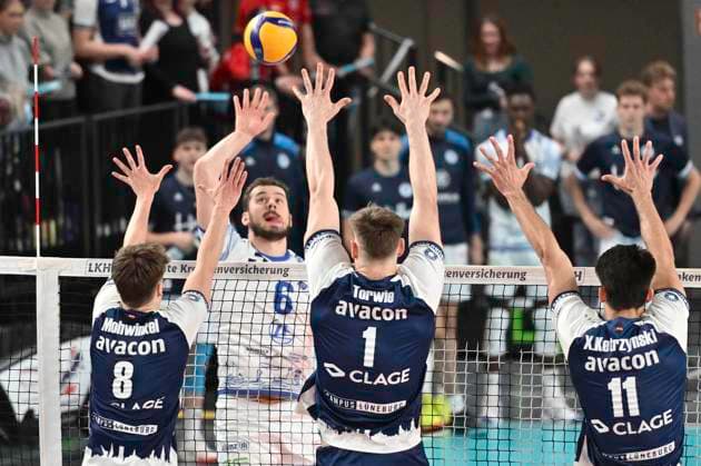 GER 1 VBL, SVG Lueneburg vs VfB Friedrichshafen 05 04 2025, LKH Arena, Lueneburg, GER 1 VBL, Play Offs, Semifinal, SVG Lueneburg vs VfB Friedrichshafen in the picture Theo Mohwinkel Lueneburg 08 and Simon Torwie Lueneburg 01 try to assert themselves against Michal Superlak Friedrichshafen 06 nordphotoxGmbH xWitke nph00002
