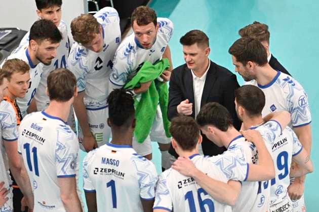 GER 1 VBL, SVG Lueneburg vs VfB Friedrichshafen 05 04 2025, LKH Arena, Lueneburg, GER 1 VBL, Play Offs, Semifinal, SVG Lueneburg vs VfB Friedrichshafen in the picture Coach Adam Swaczy Friedrichshafen talks to his team nordphotoxGmbH xWitke nph00002
