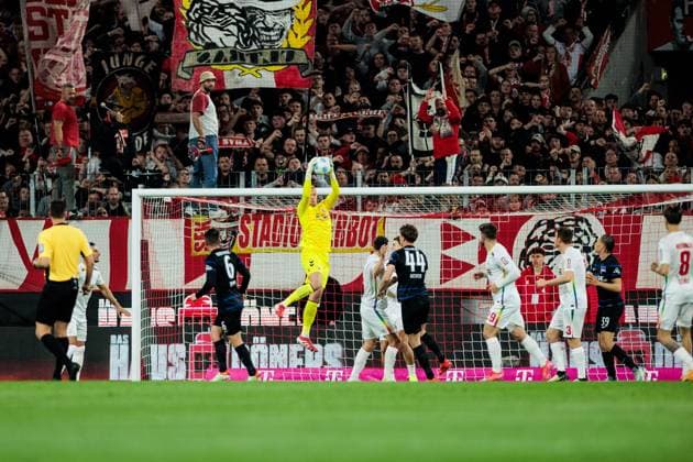 2 Fußball Bundesliga 1 FC Köln Hertha BSC Berlin 05 04 2025 Marvin Schwäbe 1 FC Köln, 1 holds 2 Fußball Bundesliga, 1 FC Köln Hertha BSC Berlin, Köln, RheinEnergiestadion am 05 04 2025 DFL REGULATIONS PROHIBIT ANY USE OF PHOTOGRAPHS AS IMAGE SEQUENCES AND OR QUASI VIDEO Copyright: xBEAUTIFULxSPORTS Wunderlx