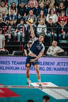Volleyball Men Season 2024 2025 Volleyball Bundesliga Playoff Semifinal Match 1 SVG Lüneburg vs VfB Friedrichshafen 05 04 2025 Simon Torwie 1 SVG Lüneburg serving Lüneburg LKH Arena Niedersachsen Germany