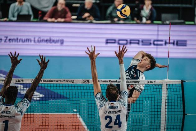 Volleyball Men Season 2024 2025 Volleyball Bundesliga Playoff Semifinal Match 1 SVG Lüneburg vs VfB Friedrichshafen 05 04 2025 Theo Mohwinkel 8 SVG Lüneburg against the block of Jose Israel Masso Alvarez 1 VfB Friedrichshafen and Wessel Keemink 24 VfB Friedrichshafen Lüneburg LKH Arena Niedersachsen Germany