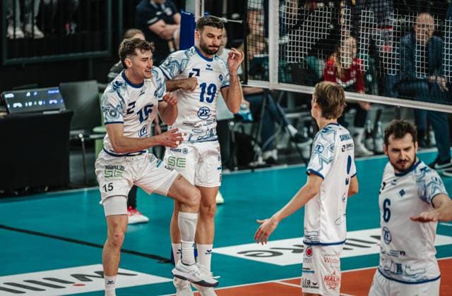 Volleyball mens season 2024 2025 Volleyball Bundesliga playoff semi-final match 1 SVG Lüneburg vs VfB Friedrichshafen 05 04 2025 The VfB Friedrichshafen team cheers Lüneburg LKH Arena Niedersachsen Germany