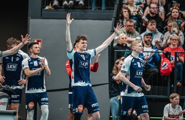 Volleyball mens season 2024 2025 Volleyball Bundesliga playoff semi-final match 1 SVG Lüneburg vs VfB Friedrichshafen 05 04 2025 The substitutes around Neo Laumann 13 SVG Lüneburg cheer Lüneburg LKH Arena Niedersachsen Germany