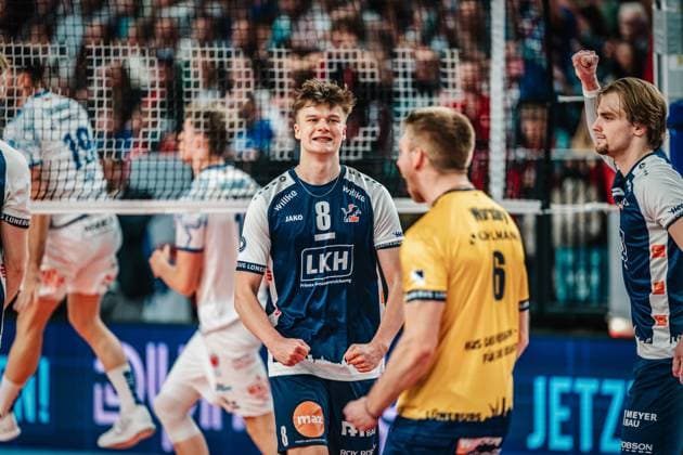 Volleyball Men Season 2024 2025 1 Volleyball Bundesliga Men Semifinal SVG Lüneburg vs VfB Friedrichshafen 05 04 2025 Theo Mohwinkel 8, SVG Lüneburg cheers Lüneburg LKH Arena Niedersachsen Germany