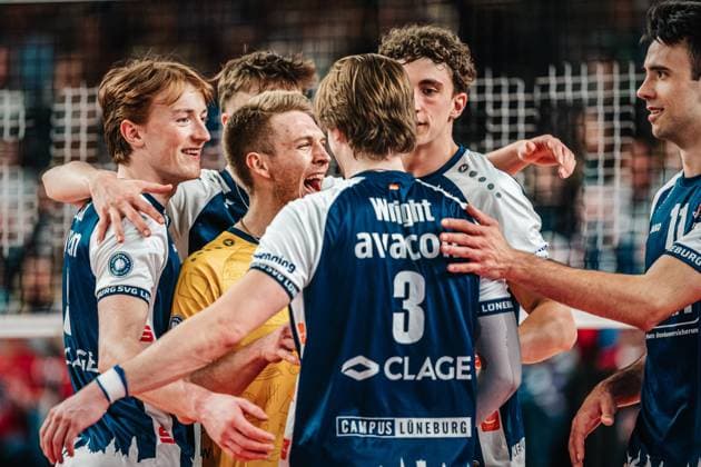 Volleyball Men Season 2024 2025 1 Volleyball Bundesliga Men Semifinal SVG Lüneburg vs VfB Friedrichshafen 05 04 2025 SVG Lüneburg cheers, in the middle Gage Thomas Worsley 6, SVG Lüneburg Lüneburg LKH Arena Niedersachsen Germany