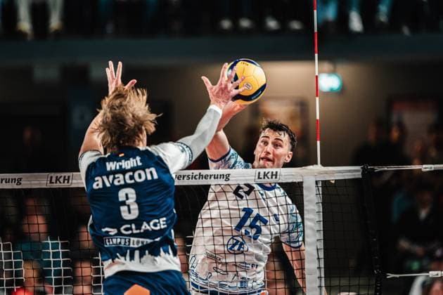 Volleyball Men Season 2024 2025 1 Volleyball Bundesliga Men Semifinal SVG Lüneburg vs VfB Friedrichshafen 05 04 2025 v l Michael Patrick Wright 3, SVG Lüneburg vs Jackson George Young 15, VfB Friedrichshafen Duel at the net Lüneburg LKH Arena Niedersachsen Germany