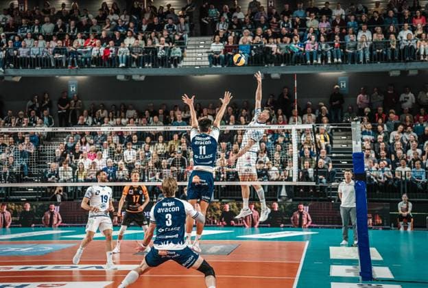 Volleyball Men Season 2024 2025 Volleyball Bundesliga Playoff Semifinal Match 1 SVG Lüneburg vs VfB Friedrichshafen 05 04 2025 Jackson George Young 15 VfB Friedrichshafen vs Xander Wolf Wassenaar Ketrzynski 11 SVG Lüneburg Lüneburg LKH Arena Niedersachsen Germany