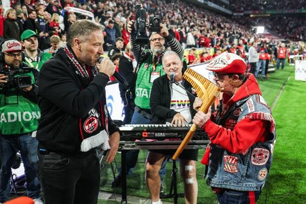 Sport, Soccer, 2 Bundesliga Season 2024 2025 28 Matchday 1 FC Köln Hertha BSC Berlin 05 04 2025, RheinEnergieSTADION The anthem of 1 FC Köln played on a panpipe together with the Höhnern Köln RheinEnergieSTADION Nordrhein Westfahlen Germany