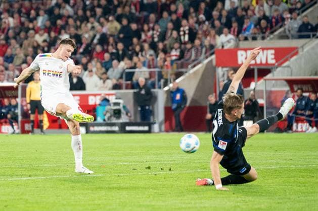 05 04 2025, Soccer 2 Bundesliga, Season 2024 2025, Matchday 28, 1 FC Koeln Hertha BSC at RheinEnergieStadion in Koeln Marten Winkler Hertha BSC Berlin, 22 throws himself into the shot of Eric Martel 1 FC Koeln, 06 Important note In accordance with the regulations of the DFL German Football League and the DFB German Football Association, it is prohibited to use or have used photographs taken in the stadium or of the match in the form of sequential images or video-like photo series Foto Kirchner Media Thomas Haesler Copyright: xKirchner-Media ThomasxHaeslerx