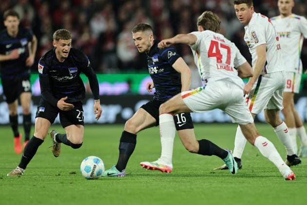 GER, 2 FBL, 1 FC Koeln vs Hertha BSC Berlin 05 04 2025, Rheinenergie Stadion, Koeln, GER, 2 FBL, 1 FC Koeln vs Hertha BSC Berlin, in the picture Mathias Olesen FC Koeln 47 , in a duel against Jonjoe Kenny Hertha BSC 16 , Mickaël Cuisance Hertha BSC 27 , nordphotoxGmbHx xMeuter nph00351