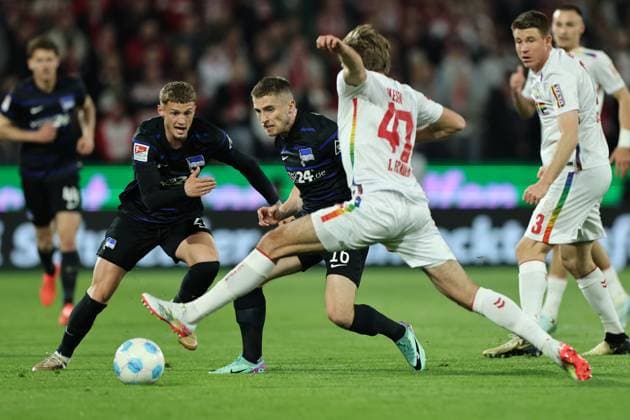 GER, 2 FBL, 1 FC Koeln vs Hertha BSC Berlin 05 04 2025, Rheinenergie Stadion, Koeln, GER, 2 FBL, 1 FC Koeln vs Hertha BSC Berlin, in the picture Mathias Olesen FC Koeln 47 , in a duel against Jonjoe Kenny Hertha BSC 16 , Mickaël Cuisance Hertha BSC 27 , nordphotoxGmbHx xMeuter nph00351