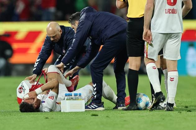 GER, 2 FBL, 1 FC Koeln vs Hertha BSC Berlin 05 04 2025, Rheinenergie Stadion, Koeln, GER, 2 FBL, 1 FC Koeln vs Hertha BSC Berlin, in the picture Leart Paqarada FC Koeln 17 ,is injured pain injury, is treated by the attendants, nordphotoxGmbHx xMeuter nph00351
