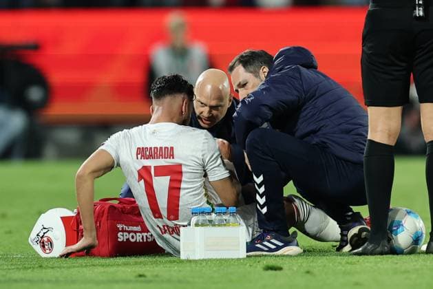 GER, 2 FBL, 1 FC Koeln vs Hertha BSC Berlin 05 04 2025, Rheinenergie Stadion, Koeln, GER, 2 FBL, 1 FC Koeln vs Hertha BSC Berlin, in the picture Leart Paqarada FC Koeln 17 ,is injured pain injury, is treated by the attendants, nordphotoxGmbHx xMeuter nph00351