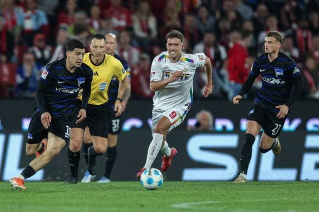 Soccer 2 Bundesliga 28 Matchday 1 FC Köln Hertha BSC Berlin on 05 04 2025 at RheinEnergieStadion in Cologne Ibrahim Maza Berlin , left Luca Waldschmidt Köln , right DFL regulations prohibit any use of photographs as image sequences and or quasi video xJRx