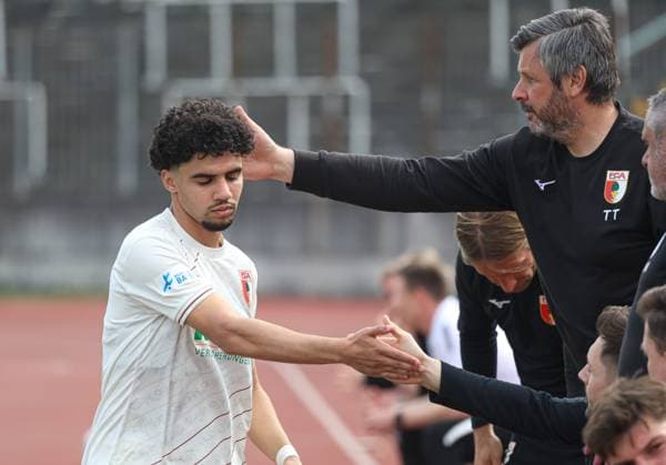 Player changes, substitution Aiman Dardari FC Augsburg II , consoled by Tomic Tomas Goalkeeper Coach FC Augsburg II FC Augsburg II vs DJK Vilzing Regionalliga Bayern, Season 2024 2025, Matchday 28 FC Augsburg II vs DJK Vilzing Regionalliga Bayern, Season 2024 2025, Matchday 28 B-HAUPT