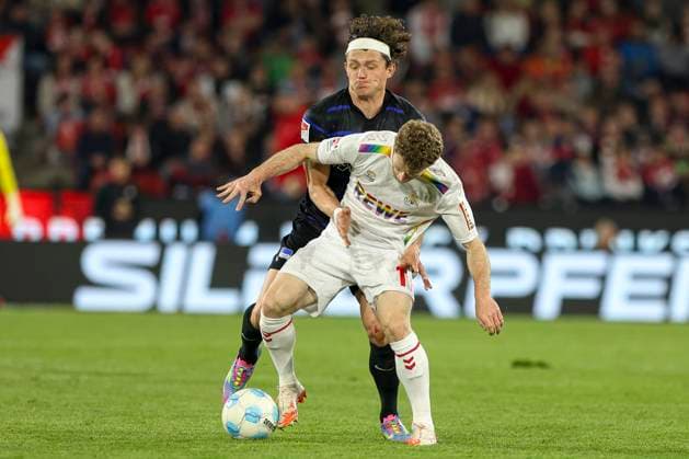Cologne, Germany, 05 04 25 Florian Kainz 1 FC Köln and Fabian Reese Hertha BSC fighting for the ball during the 2 Bundesliga match between 1 FC Köln vs Hertha BSC Berlin at RheinEnergie Stadion Köln RheinEnergie Stadion North Rhine Westphalia Germany Copyright: xBrauer-Fotoagenturx xAdrianxSchlx