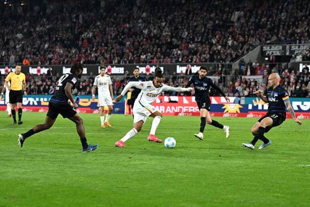 Damion Downs 1 FC Koeln in action, on the ball, single action during the 2 Bundesliga match between 1 FC Köln and Hertha BSC Berlin at RheinEnergieStadion on April 05, 2025 in Cologne, Germany Photo by Ralf Treese DeFodi Images Damion Downs 1 FC Koeln controls the ball during the 2 Bundesliga match between 1 FC Köln and Hertha BSC Berlin at RheinEnergieStadion on April 5, 2025 in Cologne, Germany Photo by Ralf Treese DeFodi Images DFB DFL REGULATIONS PROHIBIT ANY USE OF PHOTOGRAPHS AS IMAGE SEQUENCES AND OR QUASI VIDEO Photo by Ralf Treese DeFodi Images