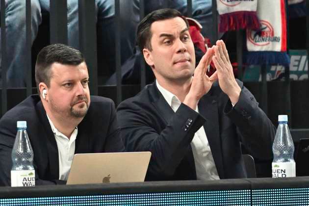 GER 1 VBL, SVG Lueneburg vs VfB Friedrichshafen 05 04 2025, LKH Arena, Lueneburg, GER 1 VBL, Play Offs, Semifinal, SVG Lueneburg vs VfB Friedrichshafen in the picture sports director Radomir Vemic Friedrischhafen sits on the sidelines nordphotoxGmbH xWitke nph00002