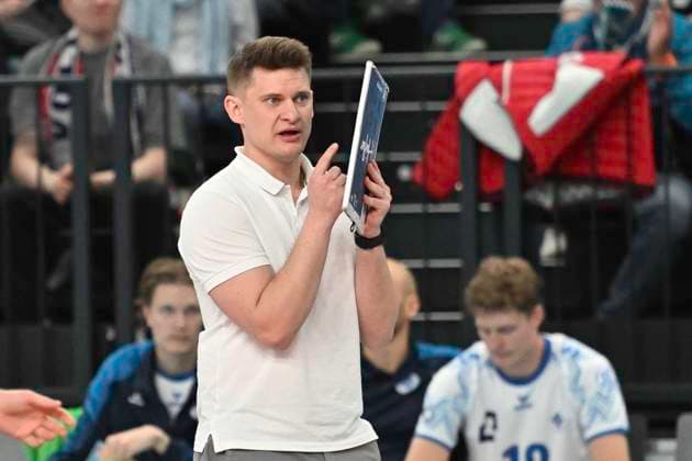 GER 1 VBL, SVG Lueneburg vs VfB Friedrichshafen 05 04 2025, LKH Arena, Lueneburg, GER 1 VBL, Play Offs, Semifinal, SVG Lueneburg vs VfB Friedrichshafen in the picture Coach Adam Swaczy Friedrichshafen nordphotoxGmbH xWitke nph00002