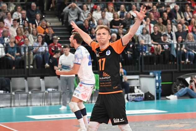 GER 1 VBL, SVG Lueneburg vs VfB Friedrichshafen 05 04 2025, LKH Arena, Lueneburg, GER 1 VBL, Play Offs, Semifinal, SVG Lueneburg vs VfB Friedrichshafen in the picture the team from Friedrichshafen cheers with Leonard Graven Friedrichshafen 17 about the victory nordphotoxGmbH xWitke nph00002
