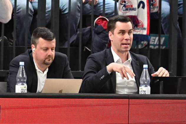 GER 1 VBL, SVG Lueneburg vs VfB Friedrichshafen 05 04 2025, LKH Arena, Lueneburg, GER 1 VBL, Play Offs, Semifinal, SVG Lueneburg vs VfB Friedrichshafen in the picture sports director Radomir Vemic Friedrischhafen sits on the sidelines nordphotoxGmbH xWitke nph00002