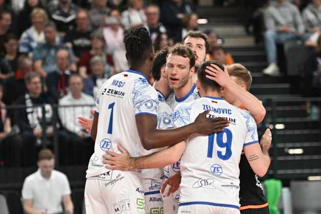 GER 1 VBL, SVG Lueneburg vs VfB Friedrichshafen 05 04 2025, LKH Arena, Lueneburg, GER 1 VBL, Play Offs, Semifinal, SVG Lueneburg vs VfB Friedrichshafen in the picture the team from Friedrichshafen celebrates the victory nordphotoxGmbH xWitke nph00002