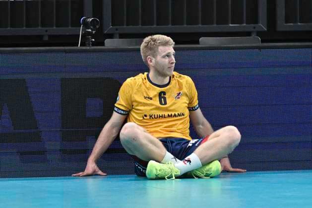 GER 1 VBL, SVG Lueneburg vs VfB Friedrichshafen 05 04 2025, LKH Arena, Lueneburg, GER 1 VBL, Play Offs, Semifinal, SVG Lueneburg vs VfB Friedrichshafen in the picture Gage Worsley Lueneburg 06 is disappointed after the defeat nordphotoxGmbH xWitke nph00002