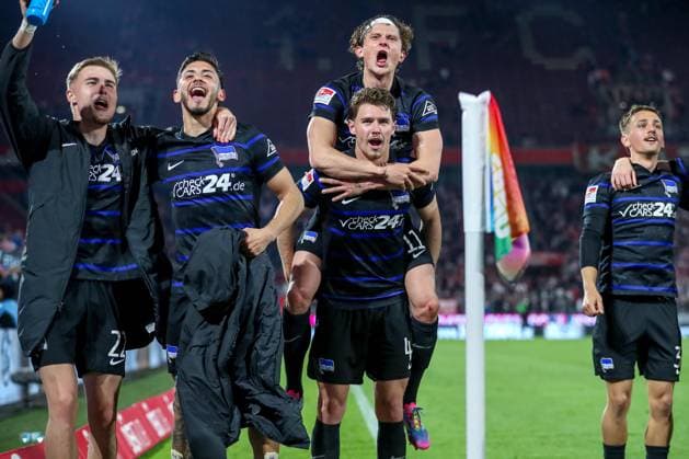 Sport Bilder des Tages 05.04.2025, Fußball, 1. FC Köln - Hertha BSC, 2.. Fußball Bundesliga, 28. Spieltag, RheinEnergie-STADION, Saison 2024 2025: Abschlussjubel nach dem 1:0 Sieg. Die Mannschaft steht jubelnd auf dem Spielfeld und feiert vor den Fans. Fabian Reese (Hertha BSC 11) zusammen mit Linus Gechter (Hertha BSC 44) DFB regulations prohibit any use of photographs as image sequences and or quasi-video. Nordrhein-Westfalen Deutschland *** 05 04 2025, Football, 1 FC Köln Hertha BSC, 2 Fußball Bundesliga, 28 Matchday, RheinEnergie STADION, Season 2024 2025 Final cheer after the 1 0 victory The team stands cheering on the pitch and celebrates in front of the fans Fabian Reese Hertha BSC 11 together with Linus Gechter Hertha BSC 44 DFB regulations prohibit any use of photographs as image sequences and or quasi video Nordrhein Westfalen Germany