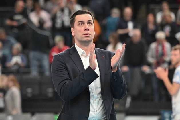GER 1 VBL, SVG Lueneburg vs VfB Friedrichshafen 05 04 2025, LKH Arena, Lueneburg, GER 1 VBL, Play Offs, Semifinal, SVG Lueneburg vs VfB Friedrichshafen in the picture sports director Radomir Vemic Friedrischhafen celebrates the victory nordphotoxGmbH xWitke nph00002