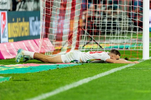 2 Soccer Bundesliga 1 FC Köln Hertha BSC Berlin 05 04 2025 Tim Lemperle 1 FC Köln, 19 lies frustrated on the ground after missed chance 2 Soccer Bundesliga, 1 FC Köln Hertha BSC Berlin, Cologne, RheinEnergiestadion on 05 04 2025 DFL REGULATIONS PROHIBIT ANY USE OF PHOTOGRAPHS AS IMAGE SEQUENCES AND OR QUASI VIDEO Copyright: xBEAUTIFULxSPORTS Wunderlx
