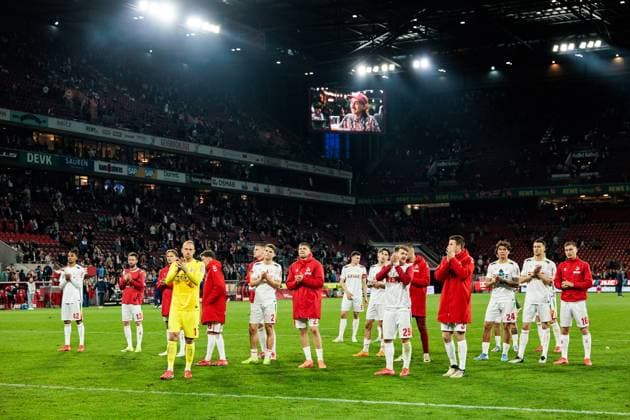 2 Fußball Bundesliga 1 FC Köln Hertha BSC Berlin 05 04 2025 The players of 1 FC Köln applaud frustrated towards the curve 2 Fußball Bundesliga, 1 FC Köln Hertha BSC Berlin, Köln, RheinEnergiestadion am 05 04 2025 DFL REGULATIONS PROHIBIT ANY USE OF PHOTOGRAPHS AS IMAGE SEQUENCES AND OR QUASI VIDEO Copyright: xBEAUTIFULxSPORTS Wunderlx