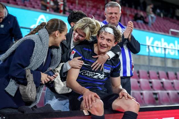05 04 2025, Football, 1 FC Köln Hertha BSC, 2 Fußball Bundesliga, 28 Matchday, RheinEnergie STADION, Season 2024 2025 Final celebration after the 1 0 victory for Hertha BSC Luca Schuler Hertha BSC 18 celebrates the victory with his family in the stands DFB regulations prohibit any use of photographs as image sequences and or quasi video Nordrhein Westfalen Germany