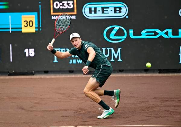 April 5, 2025, Houston, Tx, United States of America: JENSON BROOKSBY during the quarter finals between Tommy Paul (USA) and Jenson Brooksby (USA) in the Men s Clay Court Championships on April 3, 2025 at the River Oaks Country Club in Houston, Texas. Houston United States of America - ZUMAw132 20250405_zap_w132_050 Copyright: xTomxWalkox