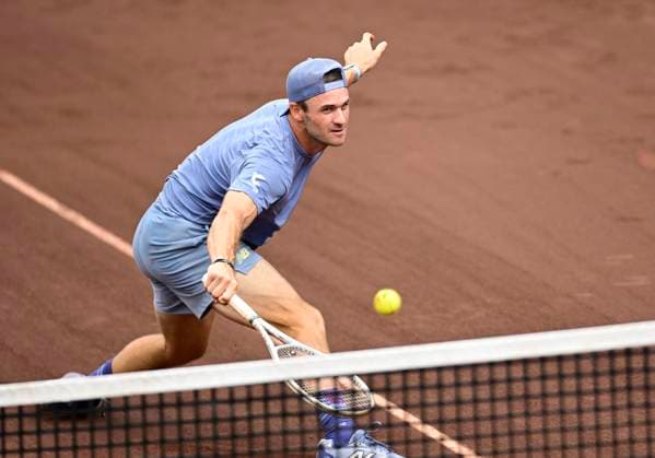 April 5, 2025, Houston, Tx, United States of America: TOMMY PAUL during the quarter finals between Tommy Paul (USA) and Jenson Brooksby (USA) in the Men s Clay Court Championships on April 3, 2025 at the River Oaks Country Club in Houston, Texas. Houston United States of America - ZUMAw132 20250405_zap_w132_078 Copyright: xTomxWalkox