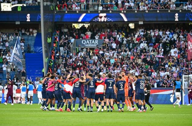 Le PSG champion de France pour la 13ème fois de son histoire après sa victoire contre Angers Joie des joueurs du PSG après le match de Ligue 1 McDonald s opposant le Paris Saint-Germain (PSG) au SCO Angers (1-0) au Parc des Princes à Paris, France, le 5 avril 2025. Le PSG champion de France pour la 13ème fois de son histoire. Christian Liewig Bestimage French L1 football match between Paris Saint-Germain (PSG) and SCO Angers at Parc des Princes stadium in Paris, France on April 05, 2025. Paris France  Copyright: xChristianxLiewigx xBestimagexChristianxLiewigx xBestimagex
