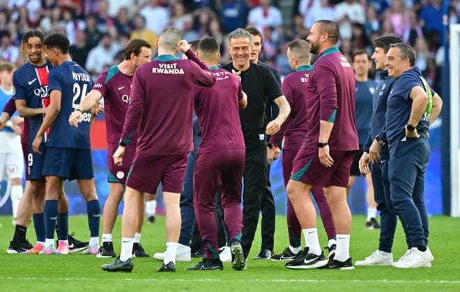 Le PSG champion de France pour la 13ème fois de son histoire après sa victoire contre Angers Joie Luis Enrique après le match de Ligue 1 McDonald s opposant le Paris Saint-Germain (PSG) au SCO Angers (1-0) au Parc des Princes à Paris, France, le 5 avril 2025. Le PSG champion de France pour la 13ème fois de son histoire. Christian Liewig Bestimage French L1 football match between Paris Saint-Germain (PSG) and SCO Angers at Parc des Princes stadium in Paris, France on April 05, 2025. Paris France  Copyright: xChristianxLiewigx xBestimagexChristianxLiewigx xBestimagex