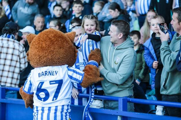 Sky Bet Championship Sheffield Wednesday v Hull City Sheffield Wednesday mascot Barney with fan during the Sky Bet Championship match Sheffield Wednesday vs Hull City at Hillsborough, Sheffield, United Kingdom, 5th April 2025 (Photo by Richard Bierton News Images) Sheffield Hillsborough South Yorkshire United Kingdom Copyright: xRichardxBierton NewsxImagesx